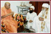 Swamishri engrossed in a spiritual dialog with H.H. Sri Satguru Jagjit Singh Ji Maharaj, guru to more than 2 million sikhs.