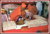 Swamishri performing rituals for the foundation stone