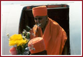 Swamishri's arrival at BWI airport Maryland 
