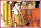 Swamishri performing Murti Pratistha