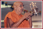 Swamishri performing arti during Murti Pratistha