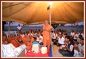 Swamishri, sadhus and devotees sing the dhun and ashtak