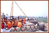 Swamishri, sadhus and devotees during the rituals of the stone-laying ceremony 