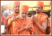 Swamishri has Thakorji seated on a sculpted stone and offers prayers