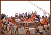 Swamishri, sadhus and devotees during the rituals of the stone-laying ceremony 