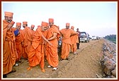 Swamishri showers flowers on the under-construction road and rampart