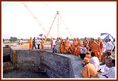 Swamishri offers guidance after viewing the construction from the plinth level