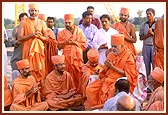 Swamishri and the team of sadhus and devotees offer dhun (prayers) for the construction