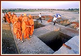 Swamishri views the construction work