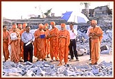 Swamishri offers dhun and visits the site area for a new shikharbaddh mandir