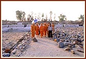 Swamishri offers dhun and visits the site area for a new shikharbaddh mandir