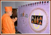 Swamishri offers respects to Thakorji in the admin. office