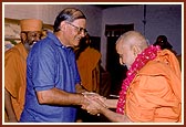 Lt. Governor of New Delhi Shri Kapoor warmly garlands Swamishri