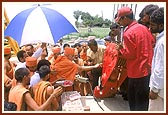 Swamishri performs pujan and inaugurates the crane