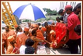 Swamishri performs pujan and inaugurates the crane 