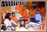 Shri Abdul Kalam and Shri Y. S. Rajan (left) are informed about the Akshardham project