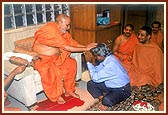 Shri Abdul Kalam humbly receives Swamishri's blessings