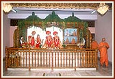 Swamishri performs pradakshina of Thakorji at Swaminarayan Mandir