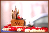 Darshan of Shri Harikrishna Maharaj in Swamishri's morning puja on the historic day of the first stone-laying ceremony