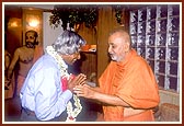 Swamishri garlands and welcomes Shri Abdul Kalam- the father of India's nuclear program and missile technology