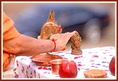 Swamishri offers pujan to Ganeshji that was found on site