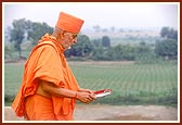 Swamishri performs arti