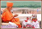 Swamishri performs the rituals for the stone-laying ceremony