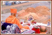 Swamishri performs the rituals for the stone-laying ceremony