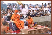 Swamishri offers dhun as part of stone-laying ceremony