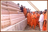 Swamishri observes and feels the sculpted stones