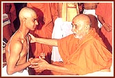 Swamishri ritually gives the janoi and instructions