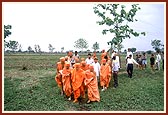 Swamishri sanctifies and inquires about the proposed land for a new mandir