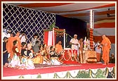 Swamishri performs the concluding arti after the 7-day discourse on the Shrimad Bhagwat