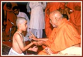 Swamishri ritually gives the janoi and instructions