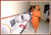 Swamishri inaugurates the computer center in the 'Swaminarayan School' 