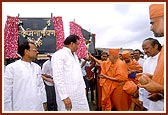 Declared by the local Municipalty, Swamishri unveils and offers pujan to the signboard declaring 'Swaminarayan Chowk'