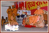 Swamishri celebrates Rath Yatra by guiding, through remote control, the rath of Thakorji