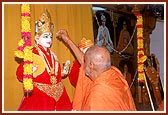 Swamishri performs pujan of Thakorji during the Patotsav of the mandir