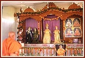 Swamishri doing darshan of Thakorji at the Swaminarayan Mandir, Sihor