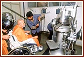 Swamishri visits 'BAPS Swaminarayan Herbal Care'