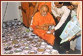 Swamishri is informed about the herbs used for an ayurvedic medicine 