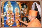 Swamishri performs the murti-pratishtha ceremony at the Swaminarayan Sanskardham in Jivraj Park (Amdavad)