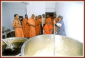 Swamishri observes the making of an ayurvedic medicine