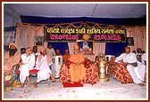 Swamishri blesses the Kathi, Kshatriya Samaj assembly