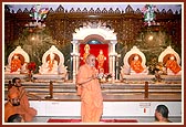 Swamishri performs arti of Akshar Purushottam Maharaj and Guru Parampara at Shri Swaminarayan Mandir, Botad