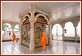 Swamishri circumambulating the shrine where Shriji Maharaj used to sit under the shade of a mango tree (Dabhaniyo Ambo) and discourse