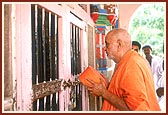 Swamishri doing darshan of Akshar Ordi