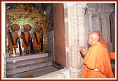 Swamishri engaged in darshan of Thakorji