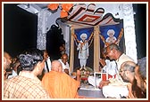 Swamishri welcomes and offers respects to the Jaga-Lala chariot yatra 