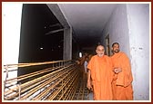 Swamishri observes the ongoing construction of the residential complex for pilgrims